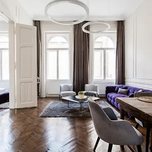 Opera With Free Parking, 2br2ba, Ac Budapest